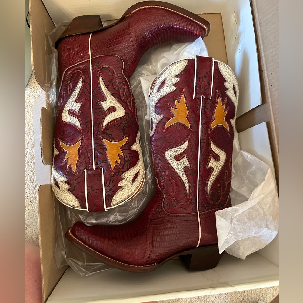 These gorgeous Frye Lily Lizard cowboy boots will be the star in your closet.